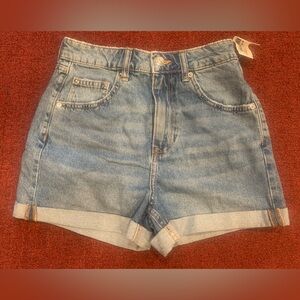 Woman shorts size 4